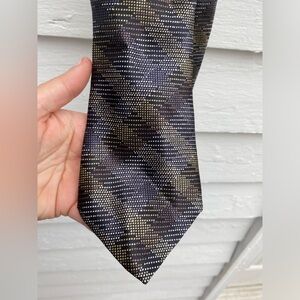 Vintage Sophisticated Black and Gold Patterned Men's Tie